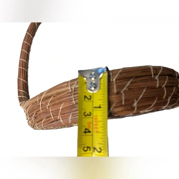 Pine Needle Handle Basket With Handpainted Ceramic Bird Plate Bottom Sig… - Picture 9 of 9